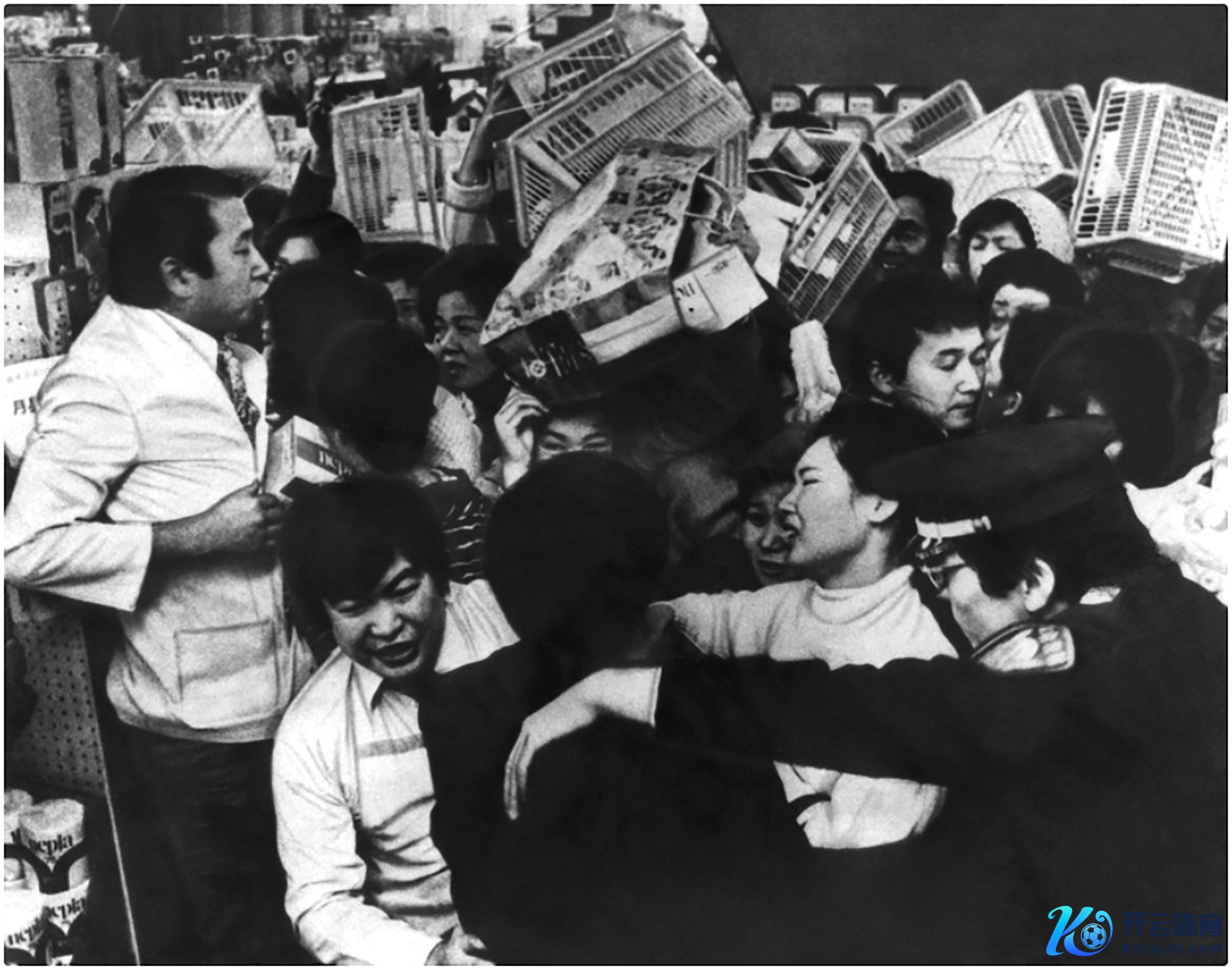1973年11月,东京的超市里主顾抢购卫生纸。